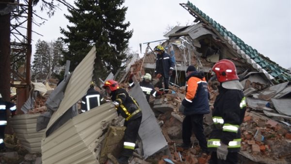 رجال الإنقاذ يزيلون