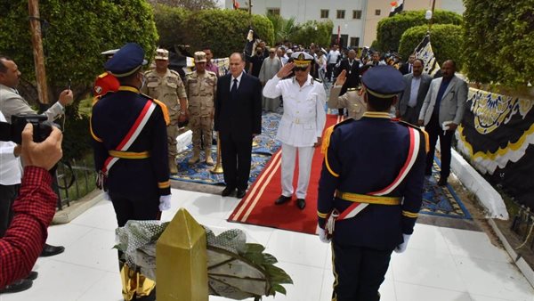 محافظ أسيوط يضع إكليل