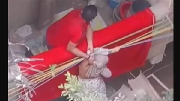 فتاة البلكونة