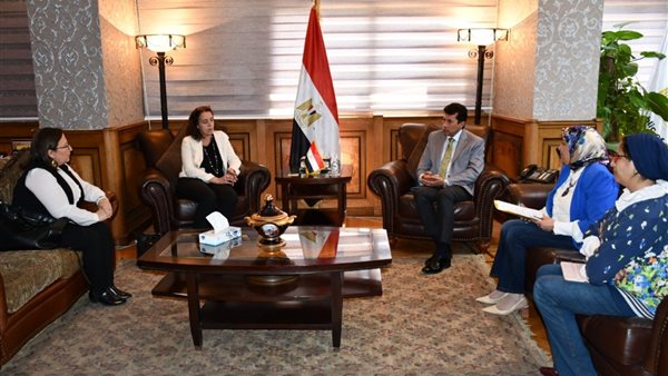 وزير الرياضة ومسئولي