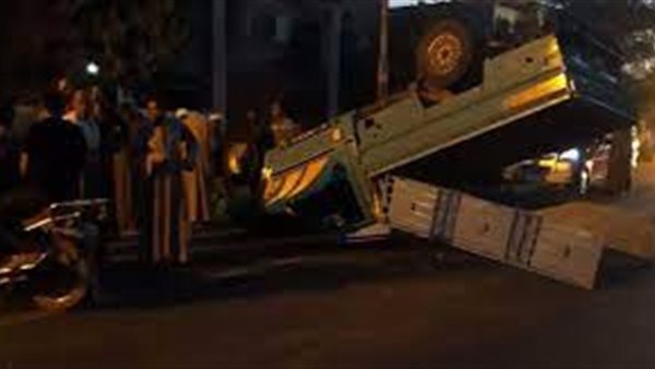  انقلاب سيارة نصف