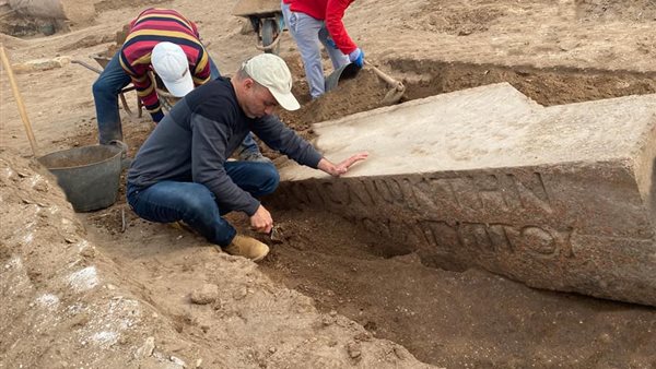الكشف عن بقايا معبد
