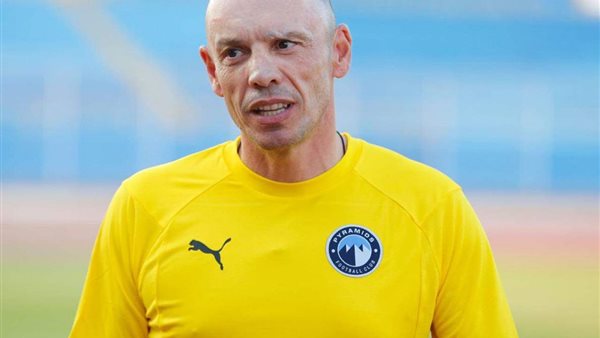 تاكيس جونياس مديرًا