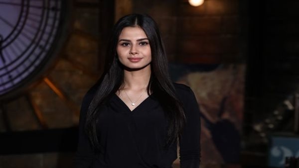 الفنانة منة عرفة