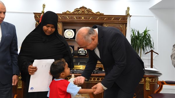 محافظ قنا مع أسرة