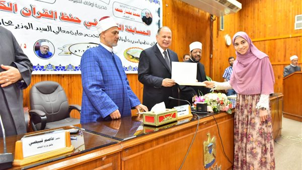 محافظ أسيوط يكرم