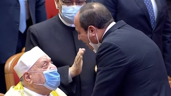السيسي يصافح أحمد