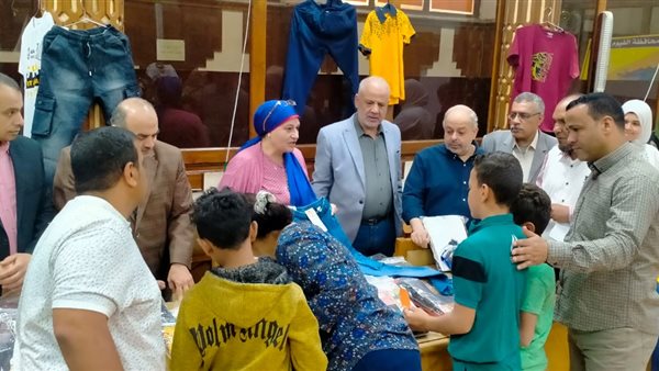 توزيع الملابس