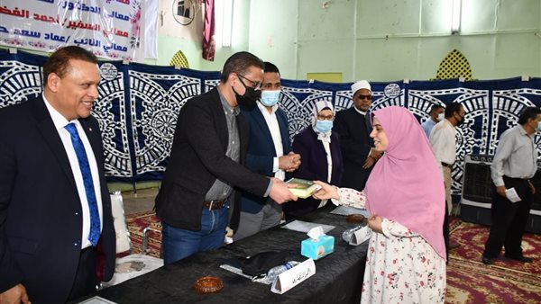 محافظ الفيوم يكرم