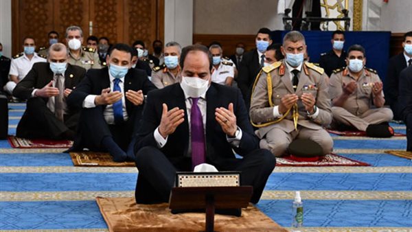 الرئيس يؤدى صلاة