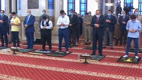 الرئيس يؤدى صلاة