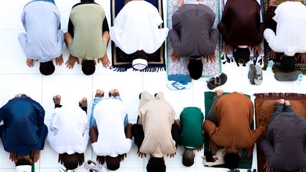 الآلاف يؤدون صلاة