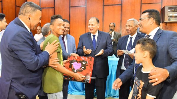 محافظ أسيوط يزور