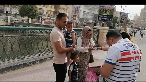 اسرة قبطية توزع الهدايا