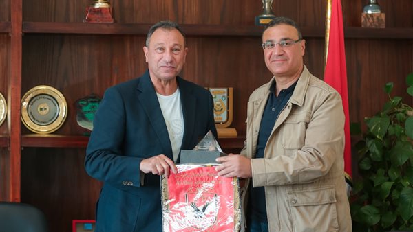 الخطيب يهدي سفير