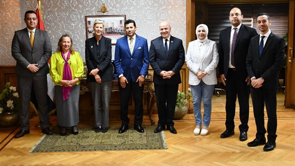 وزير الرياضة مع ممثلي