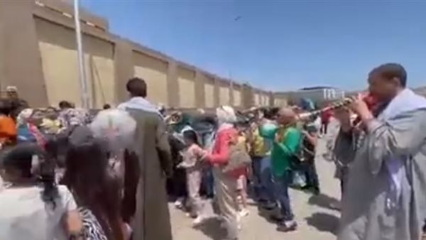 الفرقة تعزف أمام