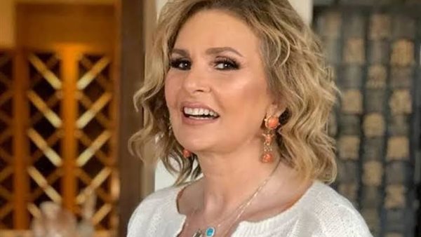الفنانة يسرا