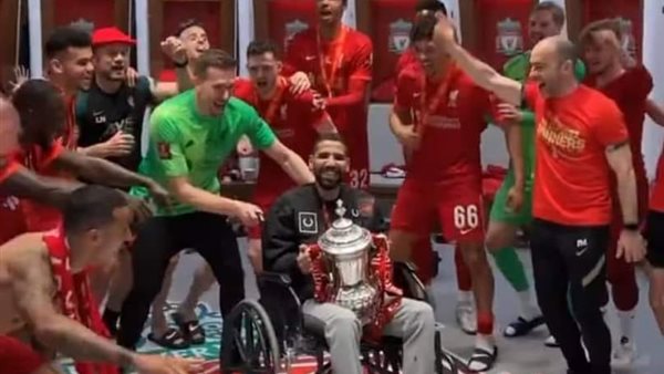 مؤمن زكريا رفقة لاعبي