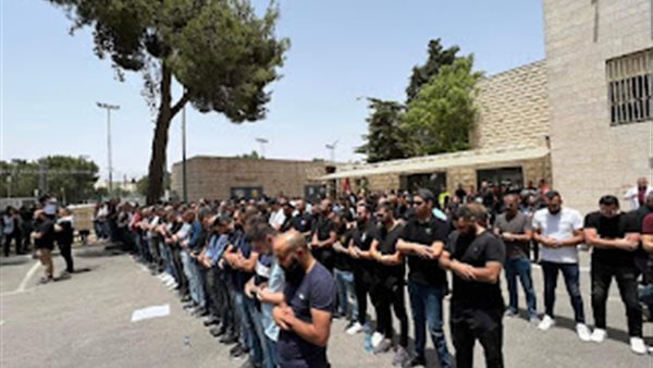 شباب القدس يؤدون