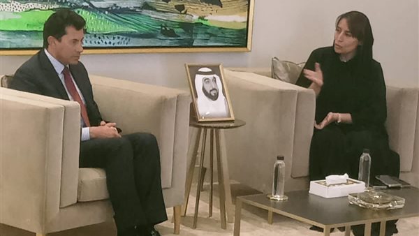 وزير الرياضة مع سفيرة