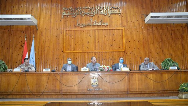 محافظ أسيوط خلال