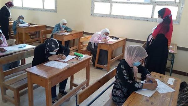 طلاب الصف الاول الثانوي