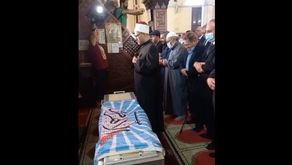 المئات يؤدون صلاة