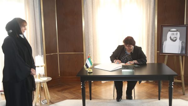 وزيرة الثقافة تقدم