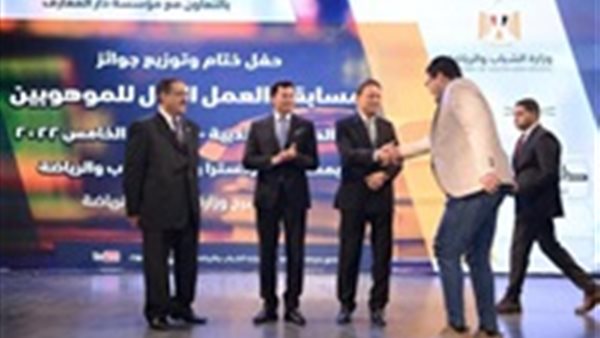 خلال احتفال توزيع