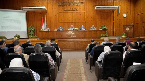 محافظ أسيوط خلال