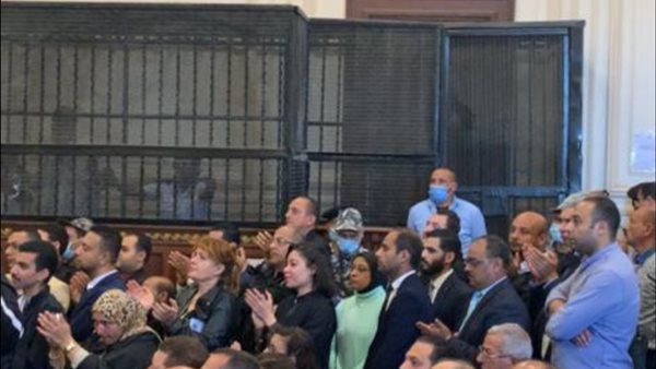 الحضور يصفقون بعد