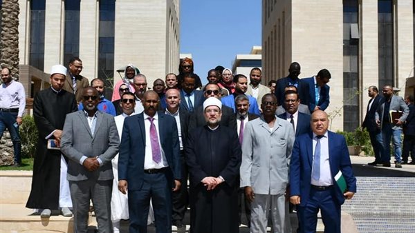 إعلاميون في مبنى