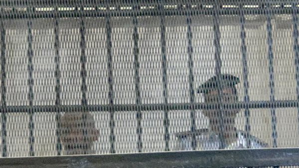 المتهم داخل قفص الاتهام