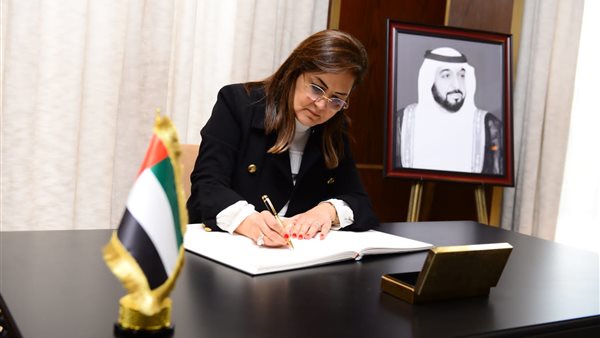 وزيرة التخطيط تقدم