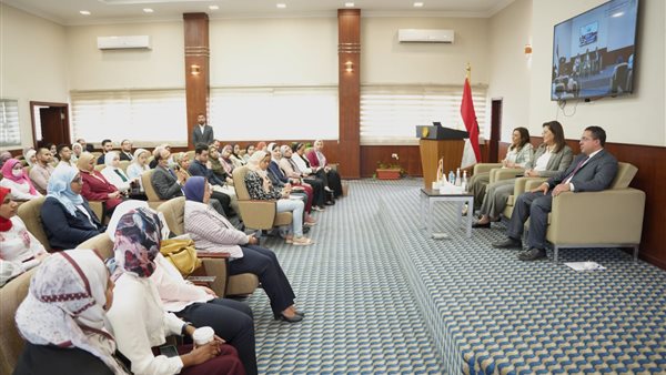 وزيرة التخطيط خلال