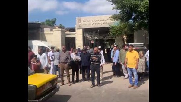 المئات ينتظرون الجثمان
