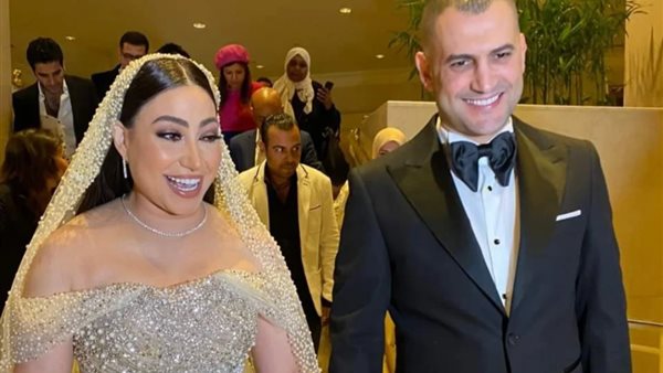 الفنانة بوسي وزوجها