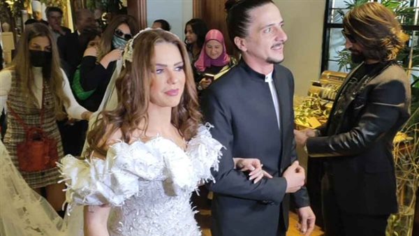 دينا عبد العزيز