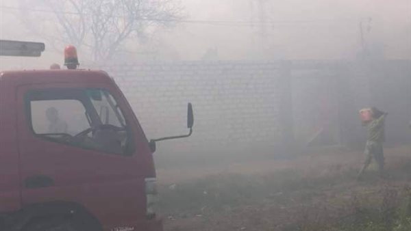 سيارة الإطفاء تخمد