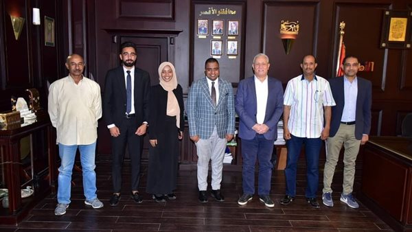 محافظ الاقصر وشباب