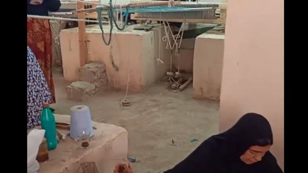 السيدات تعملن على