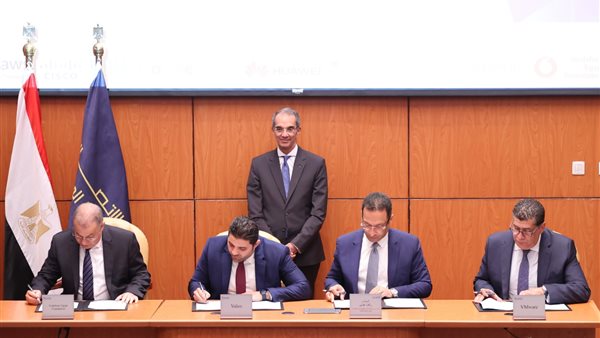 جانب من التوقيع 