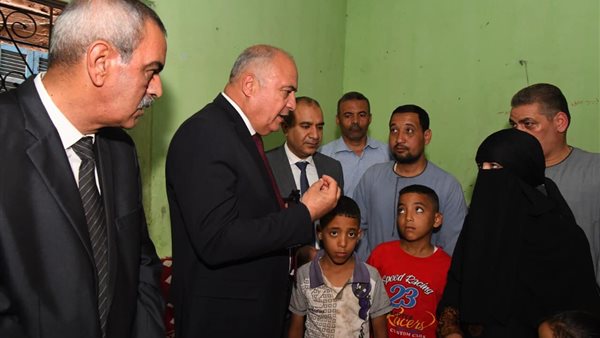 محافظ قنا يؤدي واجب