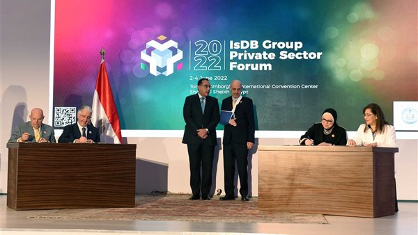 جانب من التوقيع 