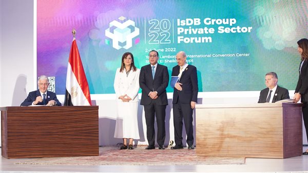 جانب من التوقيع 