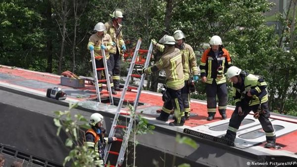 محاولة انتشال الجثث