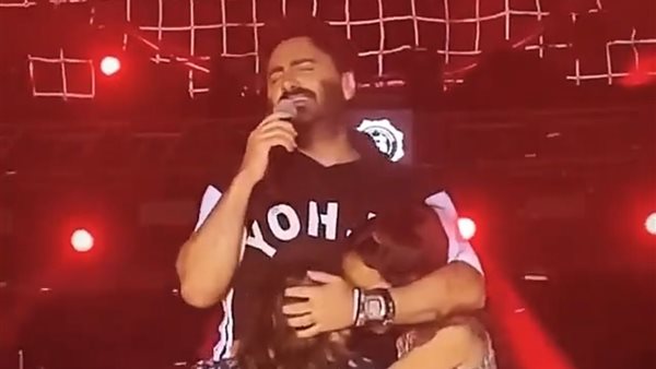 تامر حسني يحتضن ابنتيه