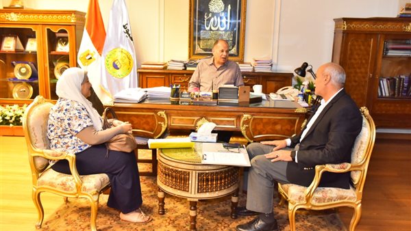 محافظ أسيوط خلال