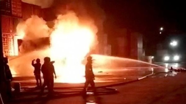 محاولات إطفاء الحريق